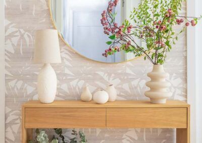 maria-del-valle-valdebebas-hall-entrada-consola-madera-espejo-redondo_Home-Staging_Interiorismo_Montecarmelo-Madrid