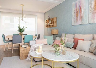mesa-marmol_maria-del-valle-interiorismo-valdebebas-salon-el-mueble-verde-rosa_Home-Staging_Interiorismo-Montecarmelo-Madrid