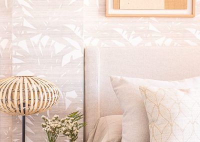 decoracion-dormitorio-cabecero-cuadros-mesilla_staging_interiorismo_montecarmelo-madrid