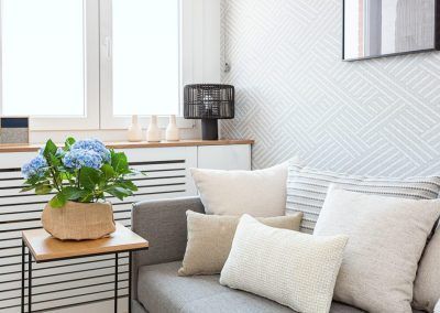 decoracion-madrid-interiorismo-dormitorio-cojines-grises-armario-a-medida_staging_interiorismo_montecarmelo-madrid