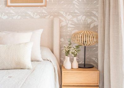 decoracion-madrid-interiorismo-dormitorio-mesilla-madera-iluminacion_Interiorismo-Montecarmelo-Madrid