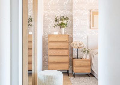 decoracion-madrid-interiorismo- dormitorio-vestidor-luminoso-madera_Interiorismo-Montecarmelo-Madrid