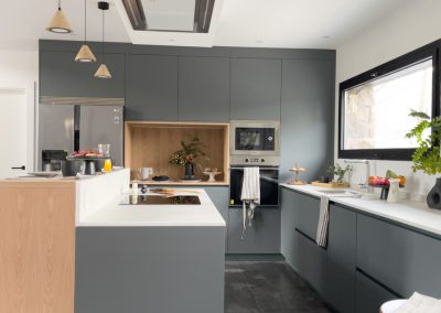 cocina-en-verde-madera-con-isla-grande maria-del-valle-estudio-Los- Molinos