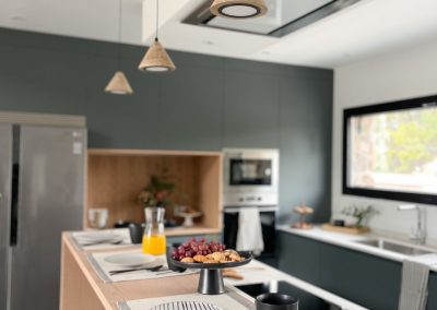 cocina-en-verde-madera-con-isla-grande maria-del-valle-estudio-Los- Molinos