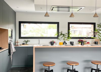 cocina-en-verde-madera-con-isla-grande maria-del-valle-estudio-Los- Molinos