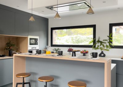 cocina-en-verde-madera-con-isla-grande maria-del-valle-estudio-Los- Molinos