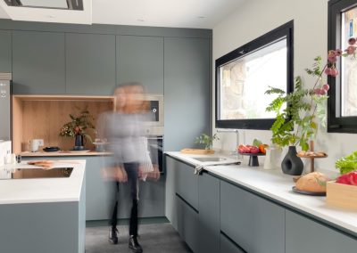 cocina-en-verde-madera-con-isla-grande maria-del-valle-estudio-Los- Molinos