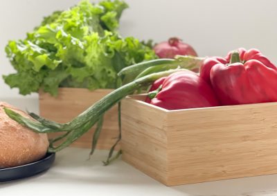 cocina-en-verde-madera-con-isla-grande maria-del-valle-estudio-Los- Molinos