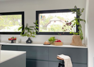 cocina-en-verde-madera-con-isla-grande maria-del-valle-estudio-Los- Molinos