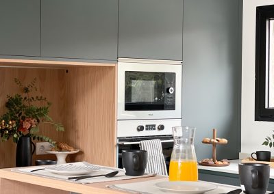 cocina-en-verde-madera-con-isla-grande maria-del-valle-estudio-Los- Molinos