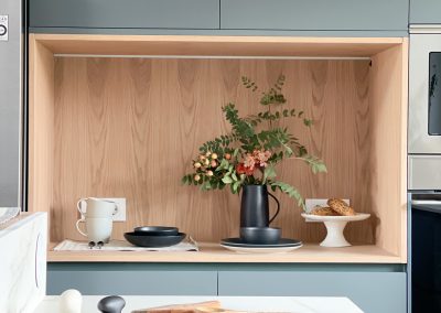 cocina-en-verde-madera-con-isla-grande maria-del-valle-estudio-Los- Molinos