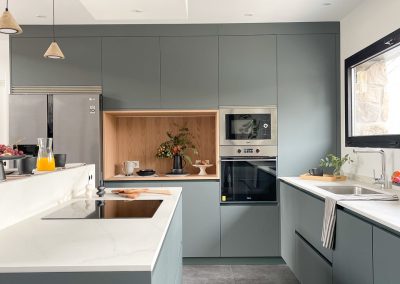 cocina-en-verde-madera-con-isla-grande maria-del-valle-estudio-Los- Molinos