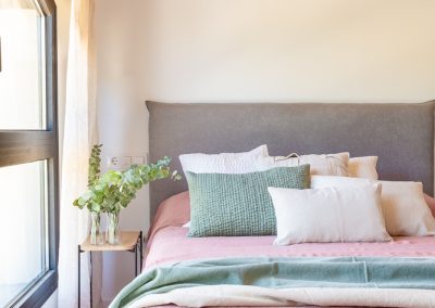 dormitorio-verde-rosa-maria-del-valle-interiorismo-chalet-los-molinos