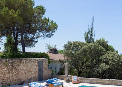 piscina-sofas-azul-maria-del-valle-interiorismo-chalet-los-molinos