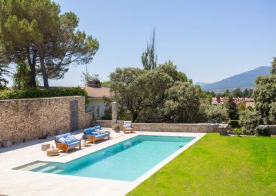 piscina-sofas-azul-maria-del-valle-interiorismo-chalet-los-molinos