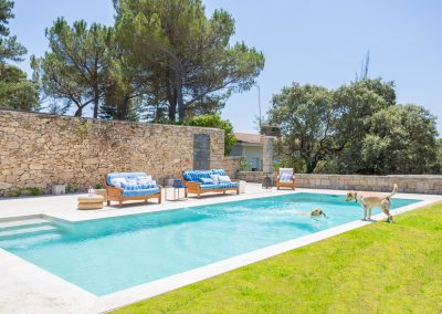 piscina-sofas-azul-maria-del-valle-interiorismo-chalet-los-molinos