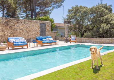 piscina-sofas-azul-maria-del-valle-interiorismo-chalet-los-molinos