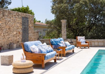 piscina-sofas-azul-maria-del-valle-interiorismo-chalet-los-molinos