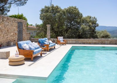 piscina-sofas-azul-maria-del-valle-interiorismo-chalet-los-molinos