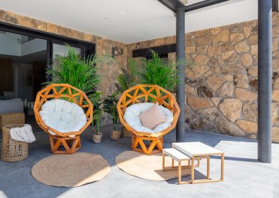 porche-butacas-maria-del-valle-interiorismo-chalet-los-molinos
