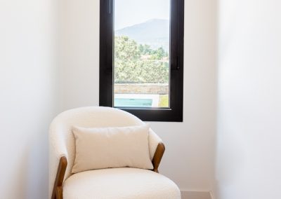 ventana-butaca-zarahome-maria-del-valle-interiorismo-chalet-los-molinos