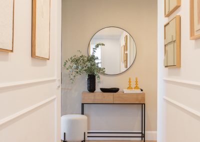 hall-cuadros-maria-del-valle-interiorismo-estilismo-chamartin