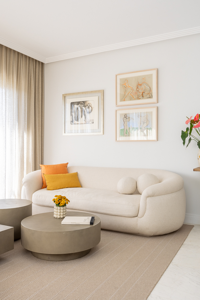 comedor en roble con sillones claros y palilleria lampara de lino maria del valle interiorismo