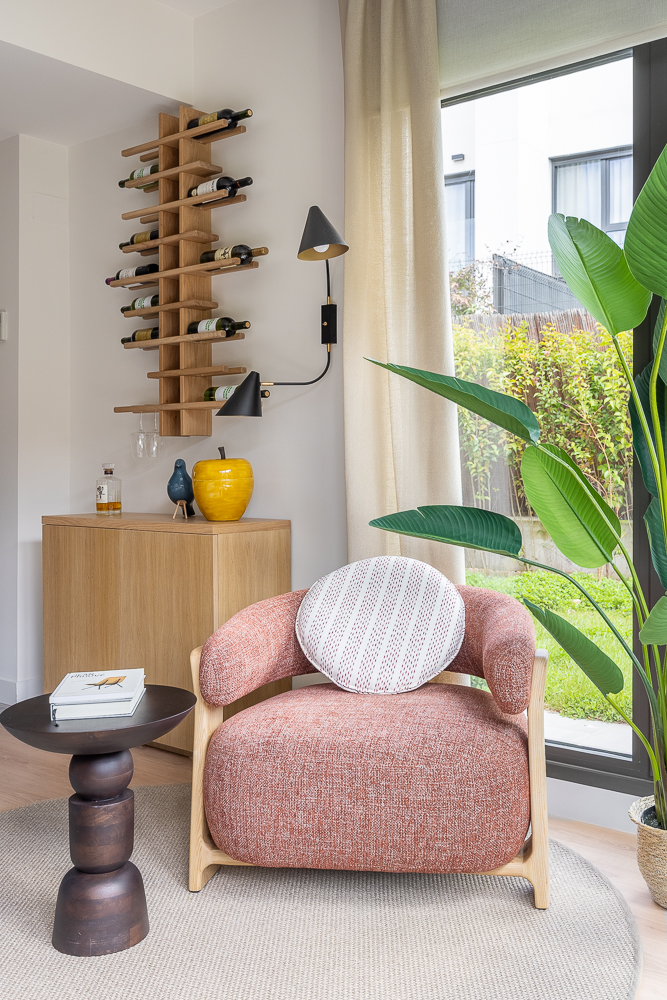comedor en roble con sillones claros y palilleria lampara de lino maria del valle interiorismo