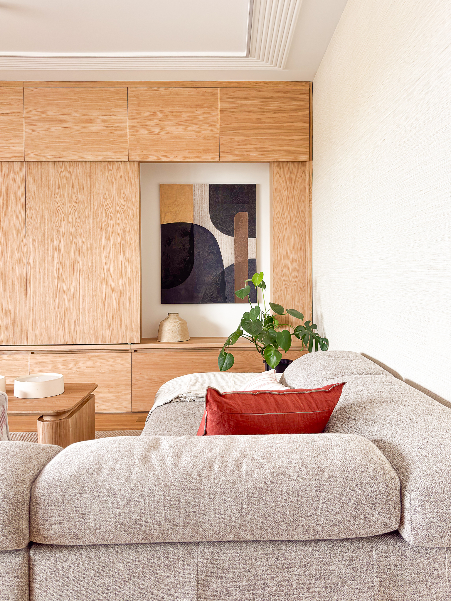comedor en roble con sillones claros y palilleria lampara de lino maria del valle interiorismo