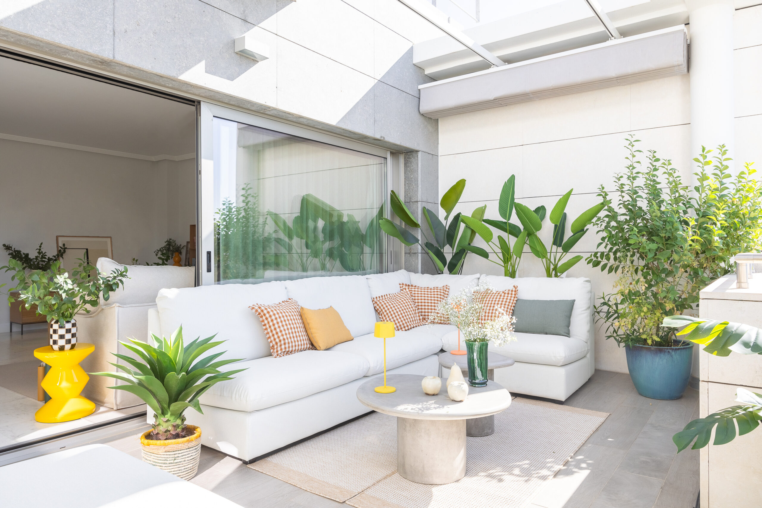 maria-del-valle-interiorismo-terraza-sofa-crudo-vichy-naranja-teja-verde-plantas-mesas-cemento-Atico (1) (1)