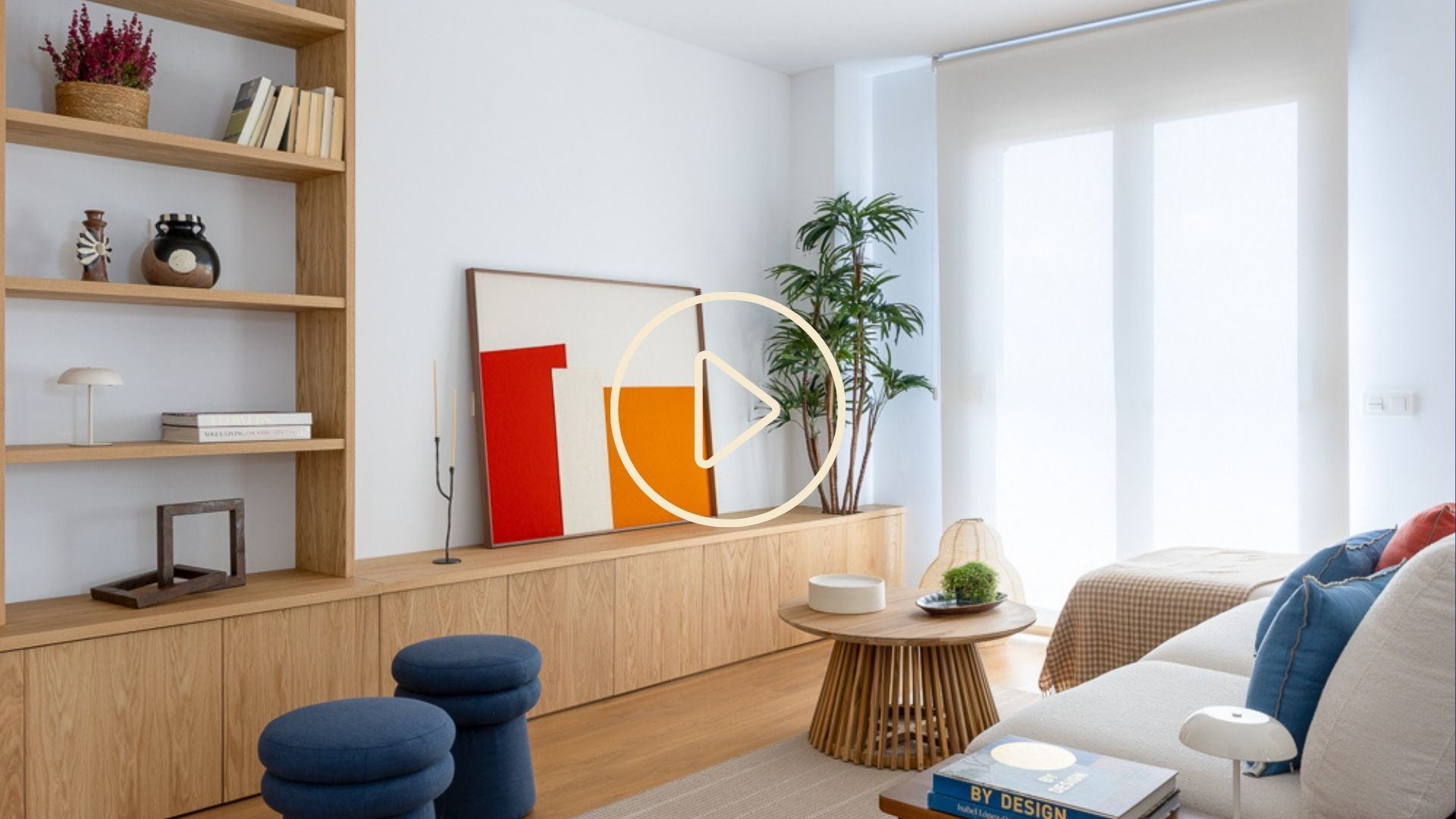 Imagen previa de un vídeo de María del Valle Interiorismo con comedor y cocina integrada, lámparas colgantes en tonos rojos y verdes, mesa de madera y sillas tapizadas en beige.